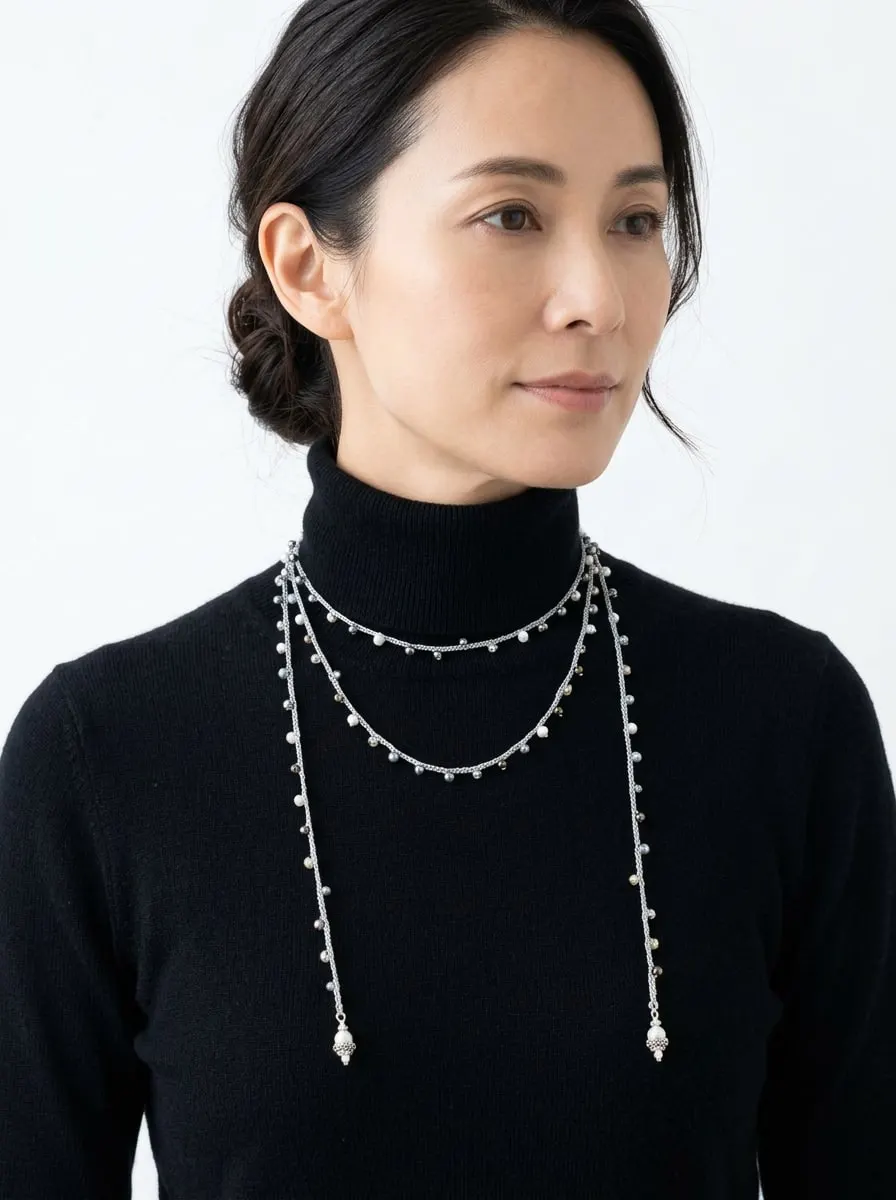 Ilustración: modelo con Collar Lariat Perla Gris